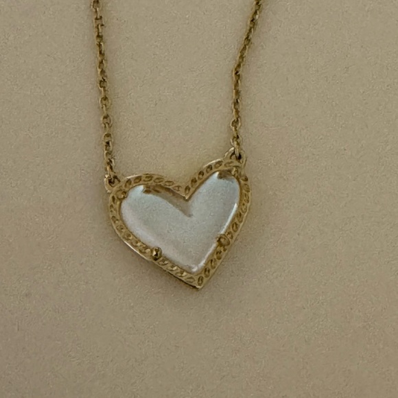 Kendra Scott Ari Heart Necklace in Dichroic Glass - Picture 7 of 8